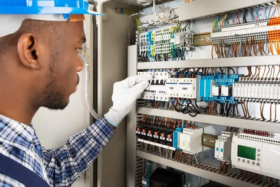 How To Spot The Signs That Your Electrical System Needs Repair in Hollywood, FL