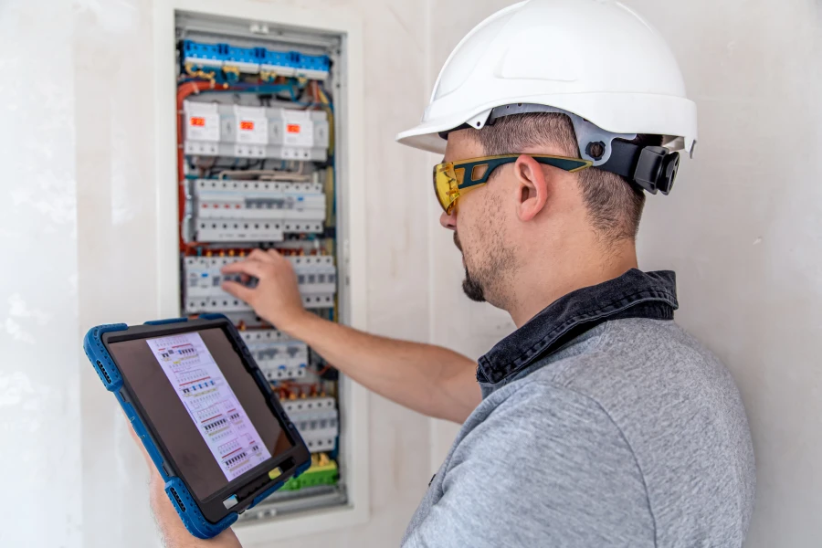 Signs Your Home Needs An Electrical Inspection in Hollywood, FL